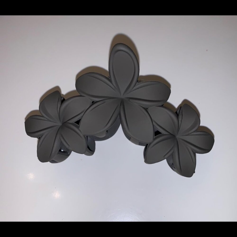 New 4PCS Hawaiian Plumeria Hair Clips, Large Matte Claw Clips for Women Beach